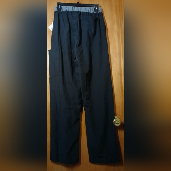 Black Scrubs - Picture 2 of 3